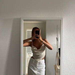 Satin topp - Söt topp i satin med knytning bak. 