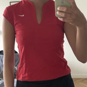 Retro Niketröja  - Unik retro Niketröja. Superfin hals och i mycket fint skick. Står M i storlek, men skulle säga att den är en S. 