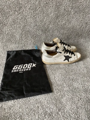 Golden Goose sneakers - Säljer nu mina golden goose då jag har köpt ett par nya! Lite slitna men inget som syns när man använder dem💕