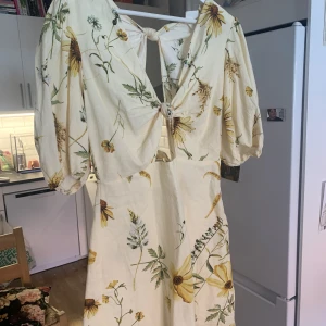 Helt ny klänning från H&M - Fin sommarklänning från H&M som endast är provad 1 gång. 
