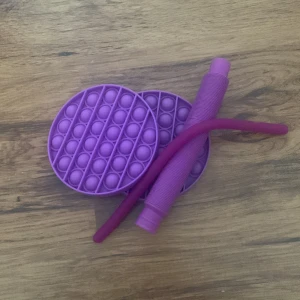 Lila fidget toys kit - Allt är använda få gånger typ 3-4 gånger och passar för de flesta barn 