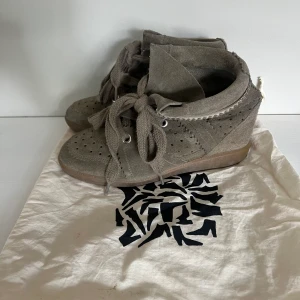 Isabel Marant sneakers - Säljer dessa gröna Bobby sneakers frpn Isabel Marant, de är endast använda två gånger! ☺️