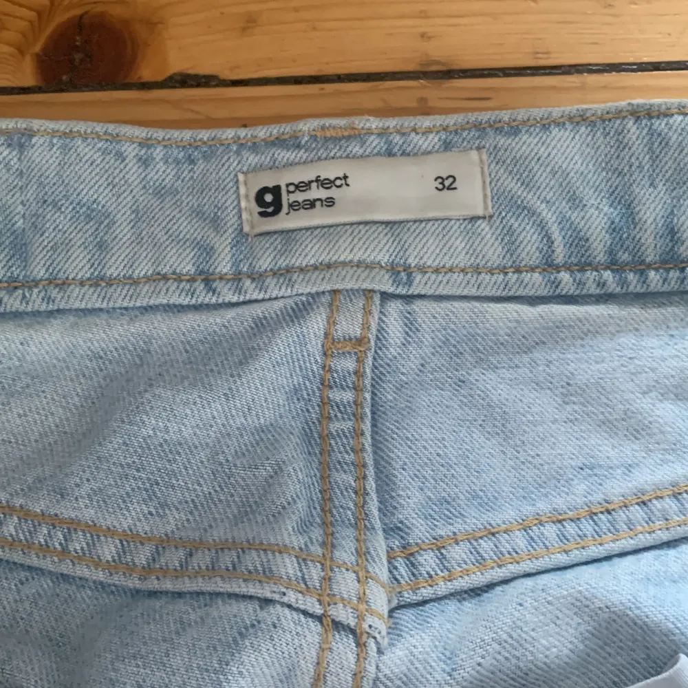 Det här är mina gamla älsklings jeans från Gina. Det finns tyvärr ett hål under höger bakficka men annars är de i bra skick.. Jeans & Byxor.