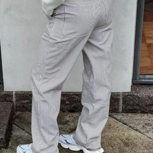 Randiga Neo Noir byxor - Säljer dessa vit och svart randiga jeans från Neo Noir!🪩 Köpta i butik i Danmark för ca 1000kr😊 Storlek 36, 500kr+frakt (priset kan diskuteras)🫶🏼