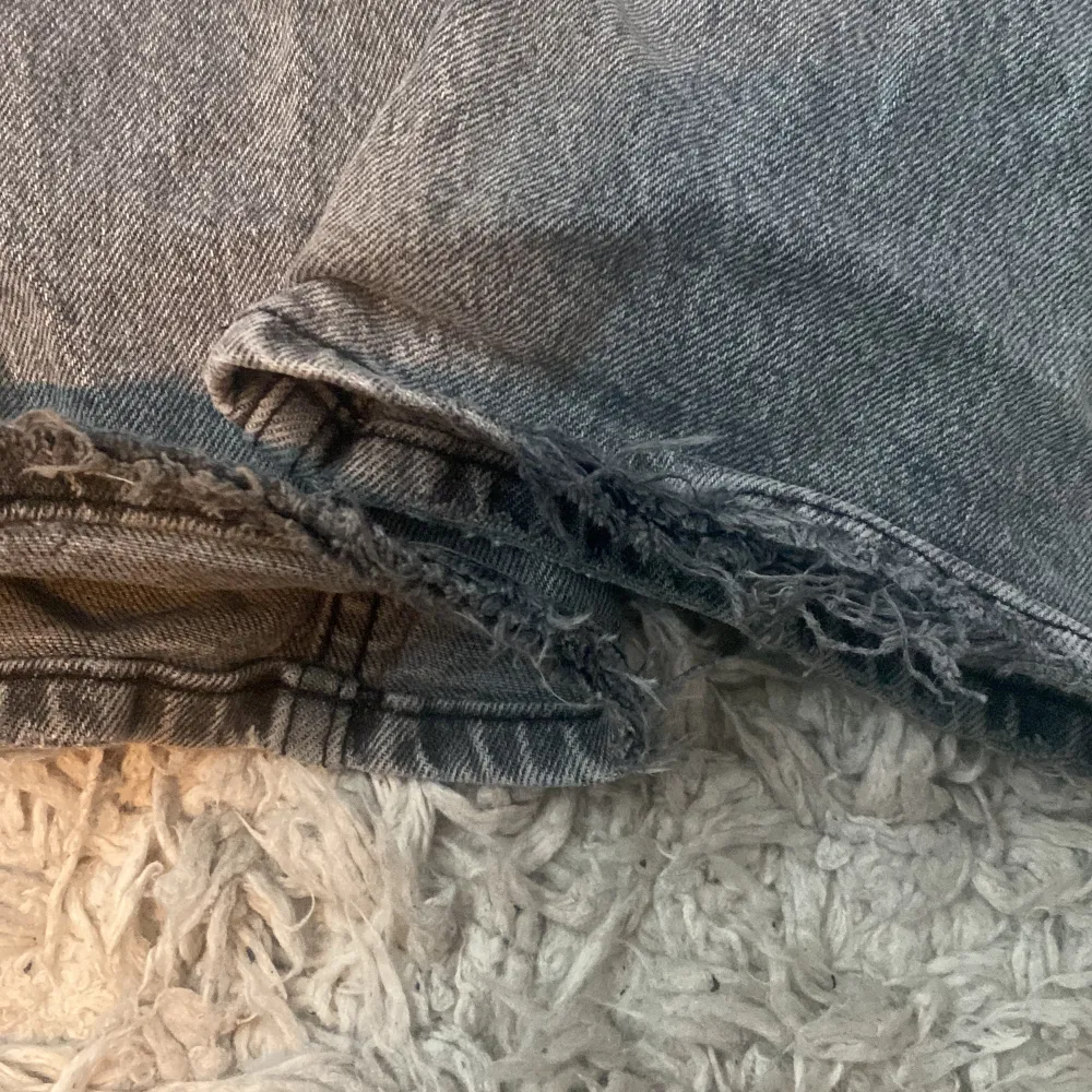 Säljer dessa fina jeans från Gina tricot eftersom de inte längre kmr till npn användning. De är väl använda så är trasiga längst ner (se bild 3) därav priset💕💕. Jeans & Byxor.