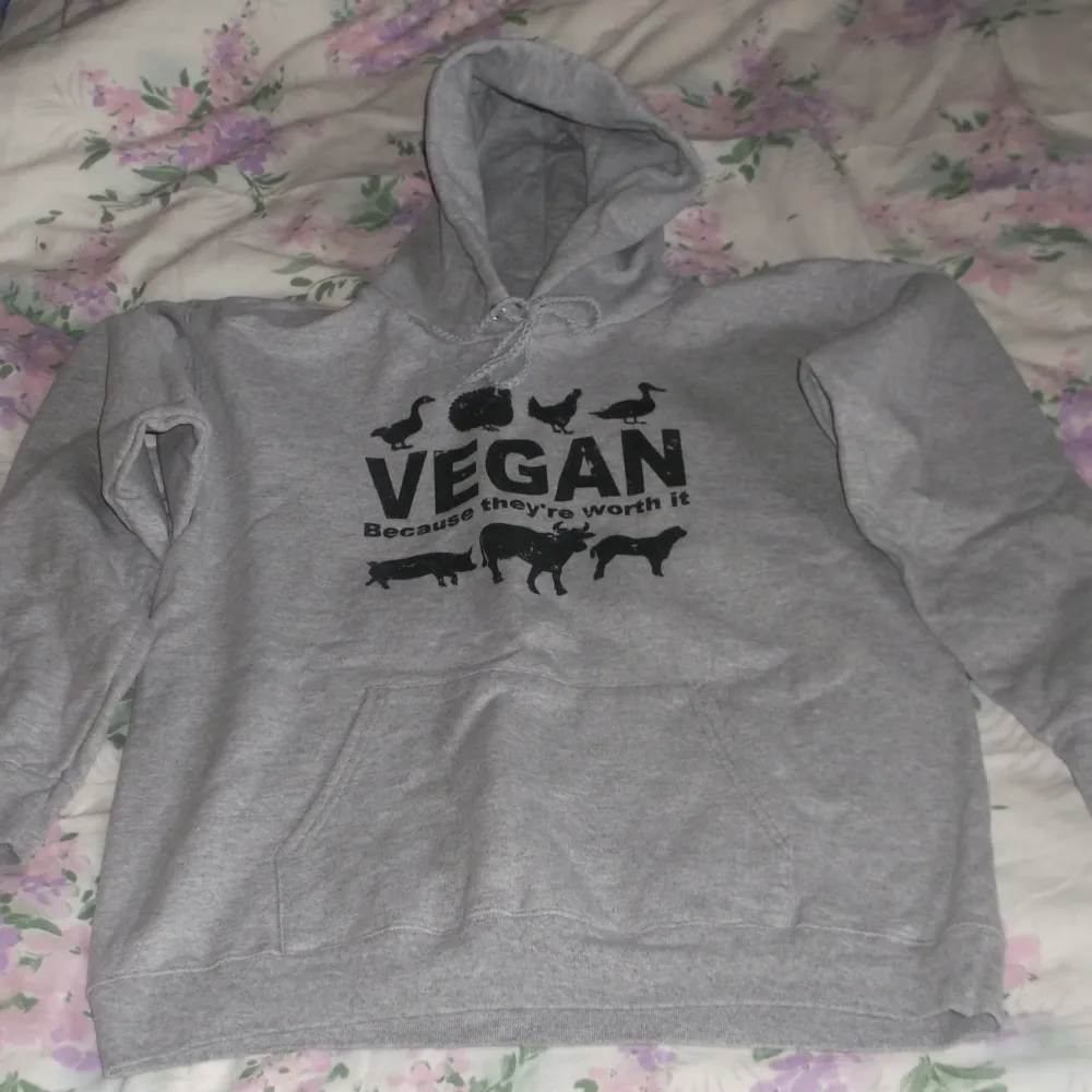 Ny hoodie med svart text/djur: VEGAN because they're worth it. Passar XS/S. Hoodies.