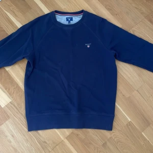 Gant tröja - Gant tröja storlek L men passar som M. Skick 8/10, ser ut som nästan ny. 90% bomull och 10% polyester.