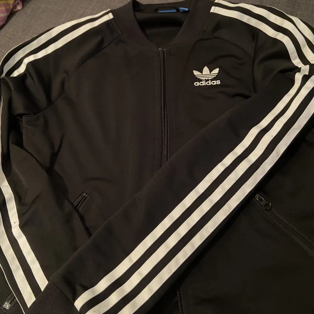 Jättefin kofta från adidas som aldrig är använd och i jättebra skick 🖤har ett tryck på ryggen med märket också . Hoodies.