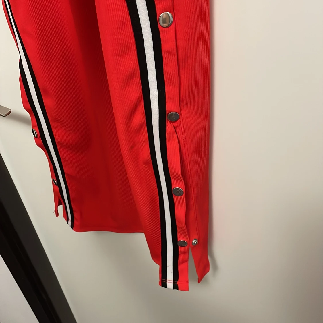 Röd klänning med knappar - 91