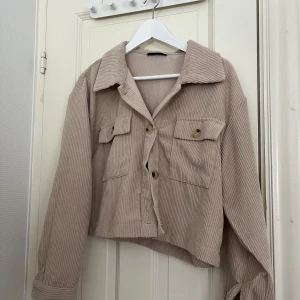 Tunn jacka  - Manchester jacka i beige. Används mest på sommarn!!