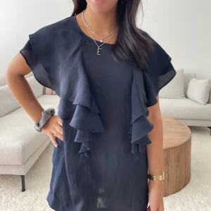 Marinblå kortklänning  - Kollar intresset på denna underbara marinblåa kortklänning som man även kan ha som tröja!💙 dragkedjan är halvt sönder men fungerar ganska bra ändå 