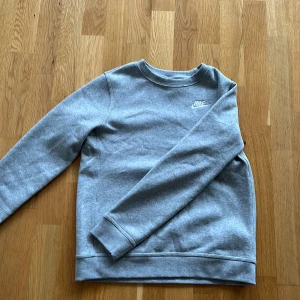 Grå Nike sweatshirt (stl:147-158) - Tröjan är i ny skick och aldrig använd.