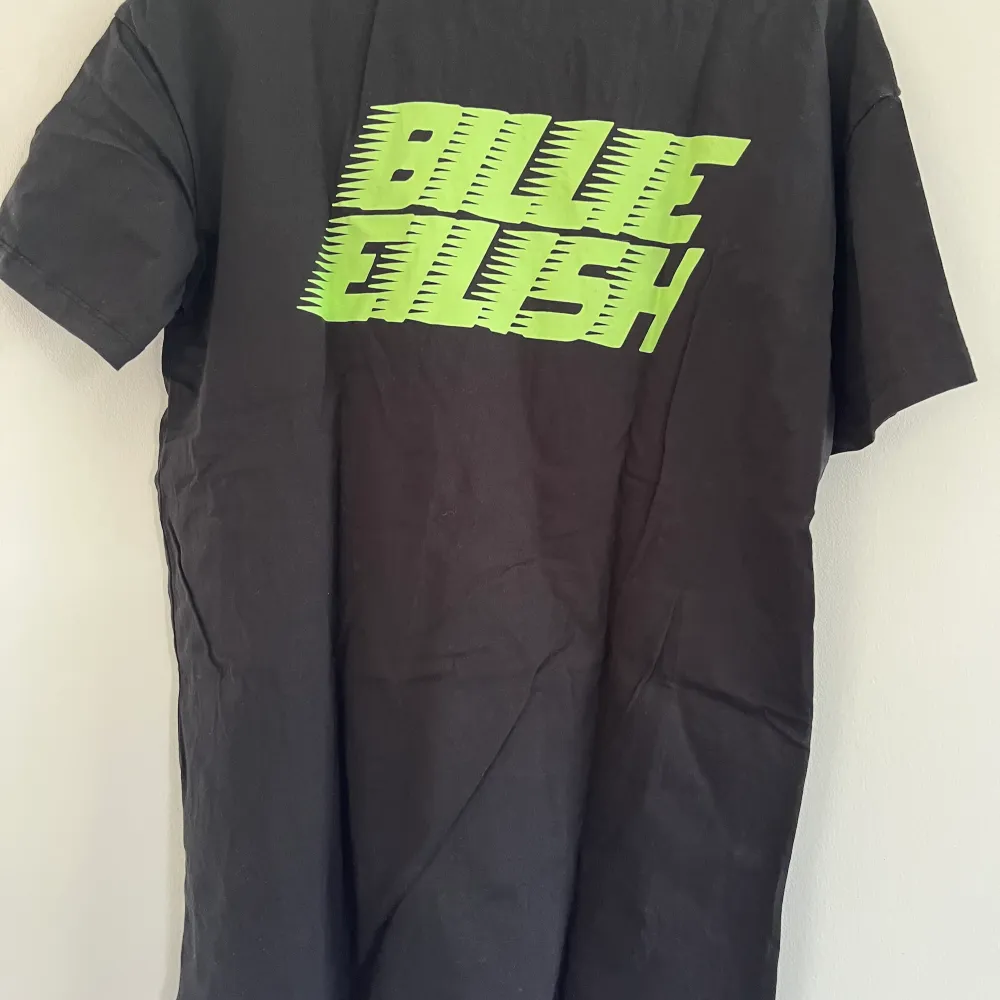 En oversized Billie Eilish t-shirt med tryck från HM. Använd fåtal gånger men har en liten fläck som visas på sista bilden! Storlek S men den är oversized så känns mer som M. T-shirts.