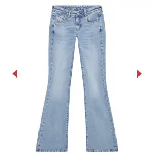 Jättefina low waisted jeans från märket Diesel i modellen Bootcut and Flare Jeans färgen Light Blie. Tyvärr lite korta på mig för min smak, men så sköna och stretchiga i materialet😫  Nyttpris var 2 000kr och säljer för 700kr eller högst bud!🫶🏼