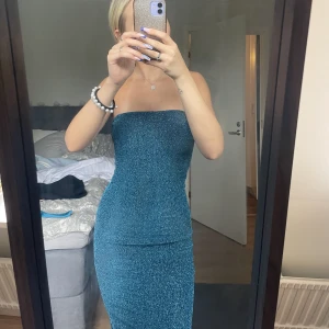 Klänning  - En jätte fin festlig klänning ifrån gina, (endast använd vid ett tillfälle) säljer för 350kr då jag köpte den för 500kr