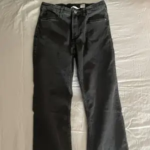 svarta jeans med slits från H&M som aldrig använts. Justerbar midja. 