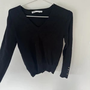 Zara tröja med guldiga knappar - Använd en gång bara säljer därför🌟sååå snygg å väldigt skön också 