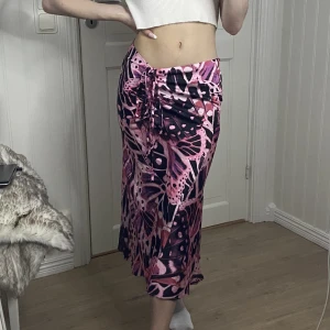 Lång kjol - Fjärilsmönstrad kjol från asos i storlek 34. Använd ett fåtal gånger så i mycket bra skick. Säljer för 100 kr plus frakt. 💖