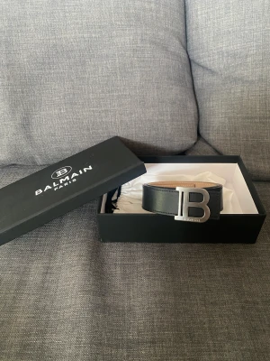 Balmain bälte - Väldigt fint skick, Cond 9/10.  Allt medföljer såsom dustbag osv. Kvitto finns!  (Nypris 5200)