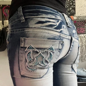 Lågmidjade Blue Queen jeans  - Skit snygga 2000s jeans. Jättelågmidjade och i bra skick. Är för små för mig men jag har sytt ut dem. 
