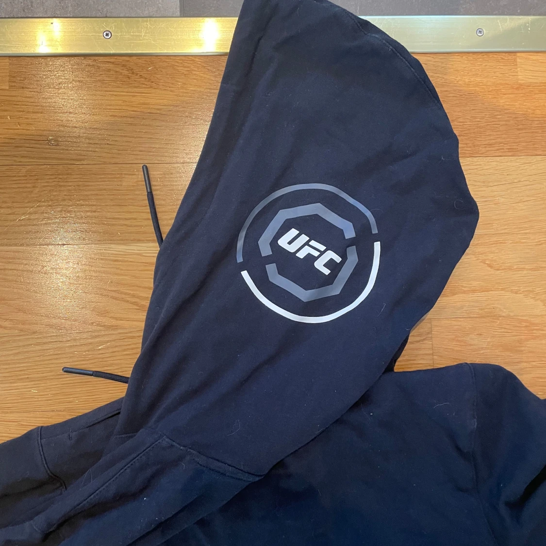 Svart huvtröja från Reebok med UFC-logga - 91