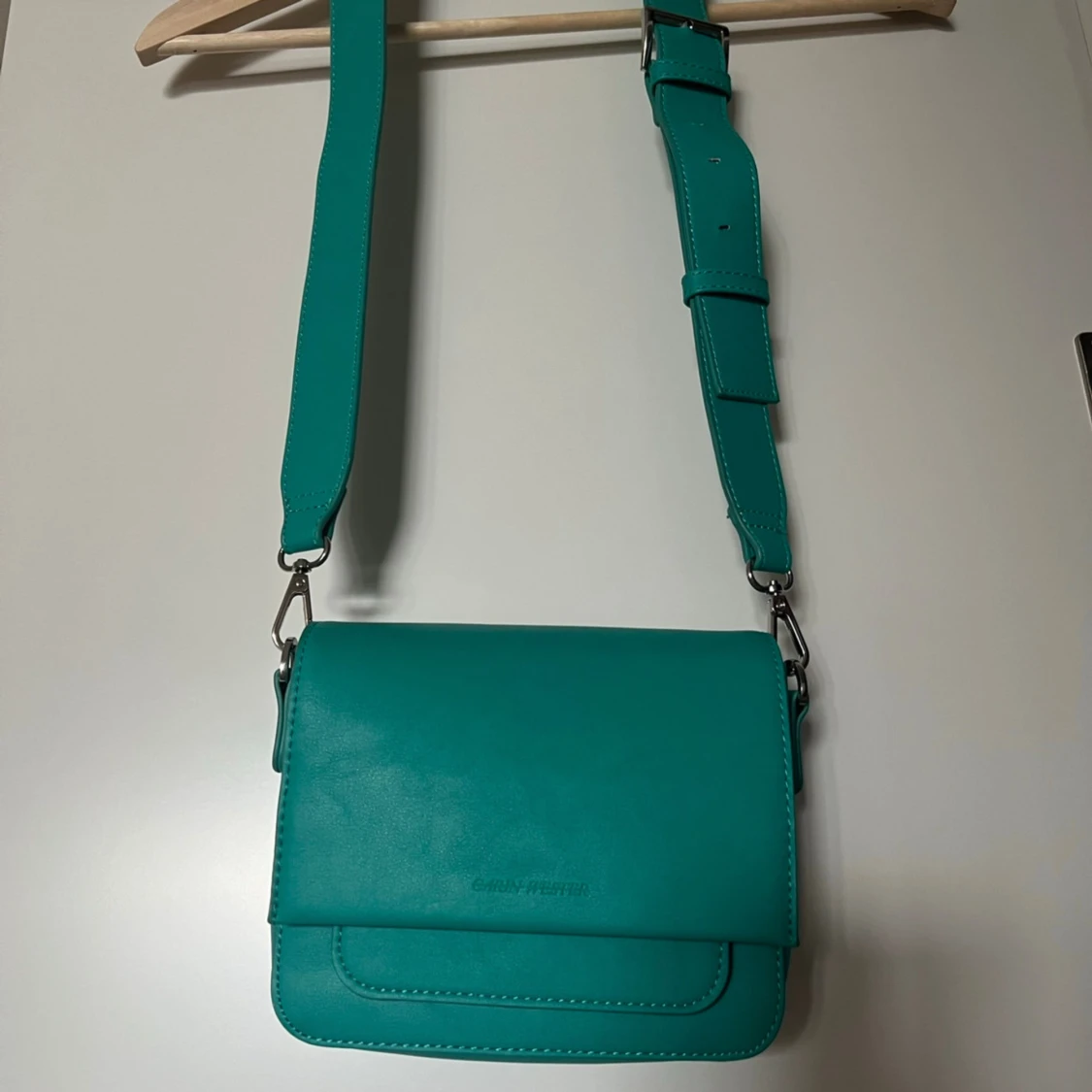 Turkos axelväska med justerbar rem - 90