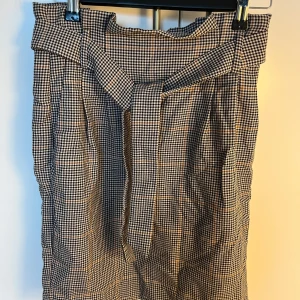 Paper-bag kjol  - Superfin rutig paper-bag kjol. Endast använd ett fåtal gånger, toppskick! 😊Perfekt nu till hösten!