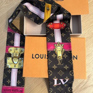Louis Vuitton sjal  - Ny skick , kvitto finns.
