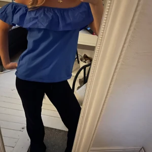 Topp - Mörkblå topp med volang💕