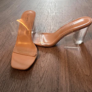 Tranparenta klackar - Från Asos i märket Simmi London Inget konstigt med dem, helt funktionella och supersnygga! Passar 40-41