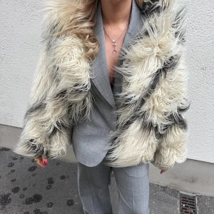 Pälsjacka - Faux fur, skitsnygg pälsjacka till hösten och vintern! Varm och skön med knappar så att den går att stänga❣️inga skavanker utan verkligen i jättefint skick! 