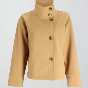 Gina Tricot kappa  - Säljer denna kappa från Gina tricot i strl xs som tyvärr inte kommer till användning. Endast använd ett fåtal gånger. Hör av dig om fler bilder. Ord pris 599.90kr slutsåld på hemsidan.