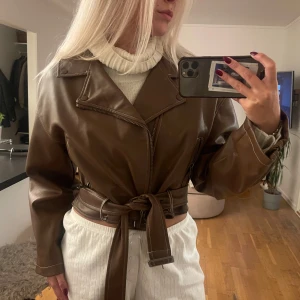 Skinnjacka Bianca x Nelly 38 - Brun skinnjacka från bianca ingrossos kollektion med nelly. Sparsamt använd. Strl 38. (Ej äkta skinn)