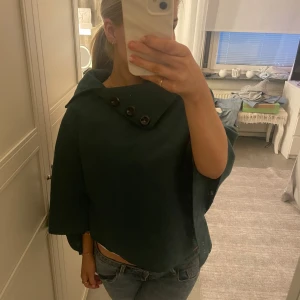 Söt Pincho  - Säljer denna söta poncho som höst/ vår jacka! Hör av dig vid funderingar 😊.