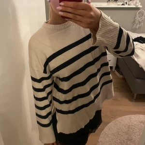 Stickad tröja - Svart och vit randig tröja från Zara