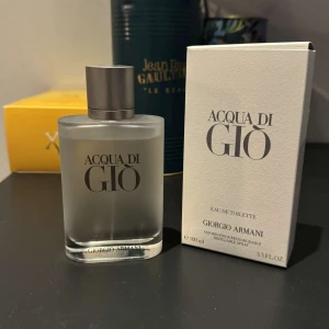 Acqua di gio edt  - Säljer min killes parfym som är acqua di gio eau de toilet. Det är en 100ml parfym och ca 95ml kvar. Orginalpris 1300 och säljs för 500
