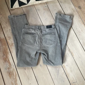 gina jeans 💕 - snygga gina young jeans köpta för ca ett år sedan ❤️ använda ungefär 10 gånger, jag gillar inte hur de sitter på mig därför säljer jag de ❤️ liten slitning längst ner men inget man tänker på, nypris ungefär 300