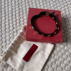 Valentino armband  - Så snyggt valentino armband som tyvärr inte används längre, det är i bra skick och box och äktahetsbevis medföljer🩷🌸
