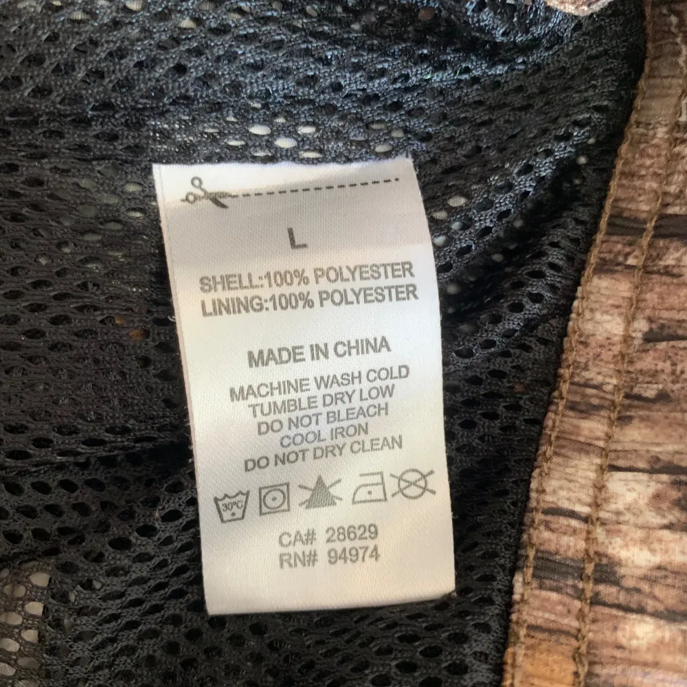 Säljer ett par coola camouflagebyxor från Stussy i storlek L. Byxorna är tillverkade i 100% polyester . De har en elastisk midja för extra komfort och är fodrade. Perfekt för att skapa en intressant outfit till höst!👍. Jeans & Byxor.