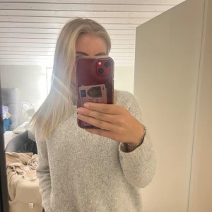 stickad tröja - bra skick knappt använd. Storlek s, passar på mig som är 164.