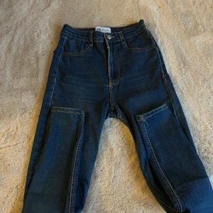 Jeans Zara storlek 34 - Knappt använda