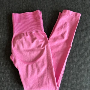 Nvgtn leggings - Säljer dessa fina nvgtn tights som endast är använda 1 gång, som nyskick!  Säljer pga har för många liknande tights🌟🥰   Färgen bubbelgum pink 