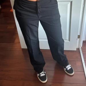 Kostymbyxor  - Säljer dessa kostymbyxor från Bikbok i storlek 42, använda ett fåtal gånger