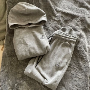 Nike Jordan Tracksuit - Säljer en Nike Jordan Tracksuit då den ej används. Nypris på detta är ca 1600kr. Skriv för fler bilder om det önskas! Båda är i storlek S