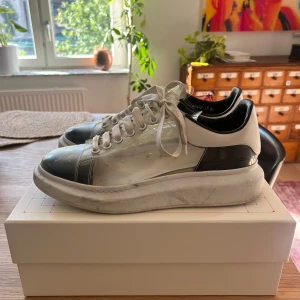 Alexander Mcqueen transparent sneaker  - Alexander mcqueen skor inköpta på mytheresa. Alla orginalhandlingar finns kvar. Storlek 45, sitter något större.  Nypris 395€ Använda men i gott skick.
