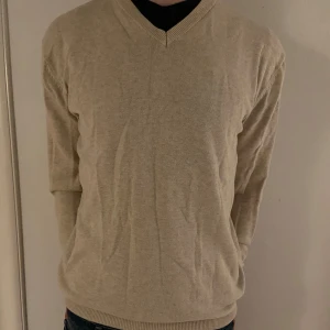 John Henric tröja - John henric tröja säljer för att jag inte änvänder längre. Skicket på den är 8/10.