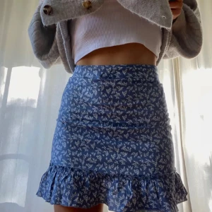 Kjol 💘 - Assnygg kjol från Brandy Melville i onesize fast skulle säga att den är i storlek xs/S ish 💞 köptes för 200kr 💞