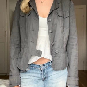 Grå höstjacka  - Supersöt grå höstjacka köpt secondhand!! 💘storlek 42 men liten i storleken