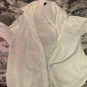  Skjorta Vit  - Lite tjockare tyg än vanliga skjortor 