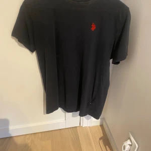 U.S polo Assn t-shirt - Väldigt fin t-shirt från U.S polo Assn. Tveka inte att höra av er vid funderingar.